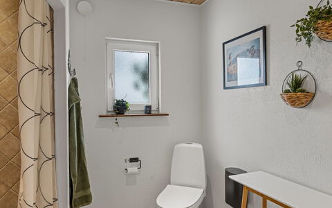 Adelina - 500M from the Sea: Toilet Seat, Pavimentazione, Parete, Gabinetto, Idraulico Fixture, Pavimento, Interior Design, Bagno, Illuminazione, Camera
