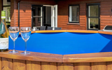 Moreen - 1.5Km from the Sea: Tempo Libero, Piscina, Materiale Composito, Ricreazione, Color Legno, Latifoglie, Mobili Da Esterno, Backyard, Plastica, Eco Hotel