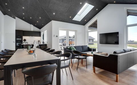 Moreen - 1.5Km from the Sea: Interior Design, Soffitto, Pavimentazione, Pavimento, Lampada, Soggiorno, Appartamento, Divano, Pavimento In Legno