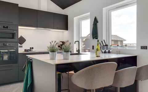 Moreen - 1.5Km from the Sea: Mobilia, Interior Design, Controsoffitto, Cucina, Pavimentazione, Lampada, Cabinetry, Soffitto, Pavimento, Sedia