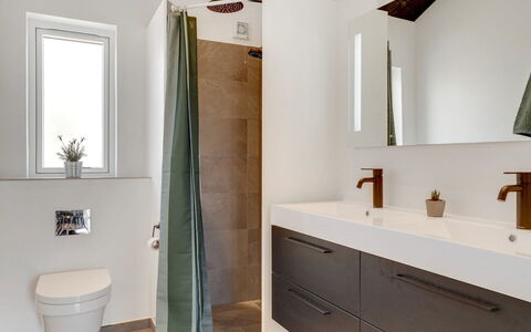 Moreen - 1.5Km from the Sea: Pavimentazione, Bagno, Interior Design, Pavimento, Parete, Idraulico Fixture, Legna, Mobiletto Del Bagno, Lavandino Del Bagno, Specchio