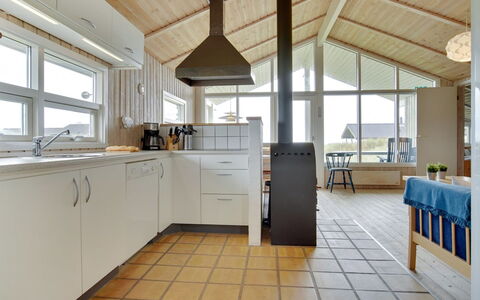 Viktoria - 400M from the Sea: Pavimentazione, Pavimento, Interior Design, Cucina, Mobilia, Legna, Soffitto, Controsoffitto, Pavimento In Legno, Cabinetry