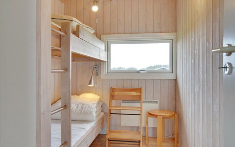 Viktoria - 400M from the Sea: Legna, Camera Da Letto, Interior Design, Pavimento, Pavimentazione, Letto, Soffitto, Color Legno, Letto A Castello, Bedding