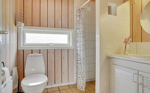 Viktoria - 400M from the Sea: Idraulico Fixture, Pavimentazione, Lavandino Del Bagno, Parete, Interior Design, Pavimento, Legna, Lavello, Bagno, Soffitto