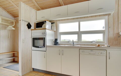 Viktoria - 400M from the Sea: Legna, Pavimentazione, Pavimento, Interior Design, Cucina, Soffitto, Controsoffitto, Camera, Lavello, Cabinetry