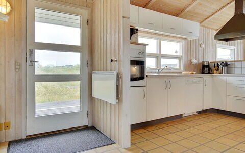 Viktoria - 400M from the Sea: Legna, Pavimentazione, Cucina, Soffitto, Pavimento, Interior Design, Cabinetry, Camera, Controsoffitto, Casa