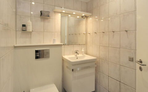 Lenaya - 75M from the Sea: Bagno, Idraulico Fixture, Interior Design, Parete, Pavimentazione, Lavandino Del Bagno, Pavimento, Lavello, Gabinetto, Rubinetto