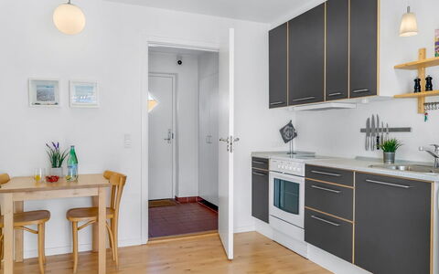 Adla - 450M from the Sea: Pavimentazione, Pavimento In Legno, Interior Design, Mobilia, Pavimento, Legna, Elettrodomestico Da Cucina, Apparecchio Major, Cucina, Pavimento Laminato