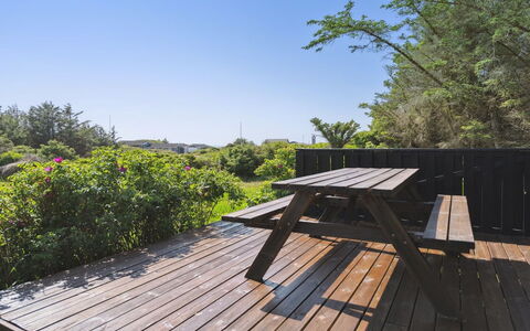 Ilka - 375M from the Sea: Zona Residenziale, Tetto, Sobborgo, Driveway, Estate, Camino
