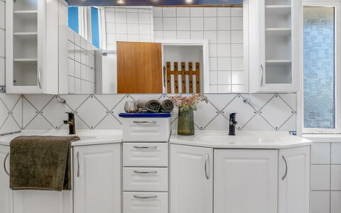Hilka - 75M from the Sea: Costruzione, Casa, Zona Residenziale, Casa, Arbusto, Tetto, Villetta, Estate, Giardino