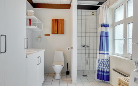 Janakij - 475M from the Sea: Idraulico Fixture, Pavimentazione, Pavimento, Interior Design, Lavello, Rubinetto, Idraulico, Lavandino Del Bagno, Bagno, Soffitto