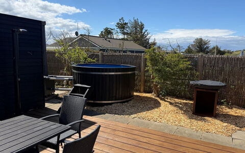 Janakij - 475M from the Sea: Materiale Composito, Backyard, Deck, Color Legno, Latifoglie, Cortile, Giardino, Mobili Da Esterno, Sedia, Shade
