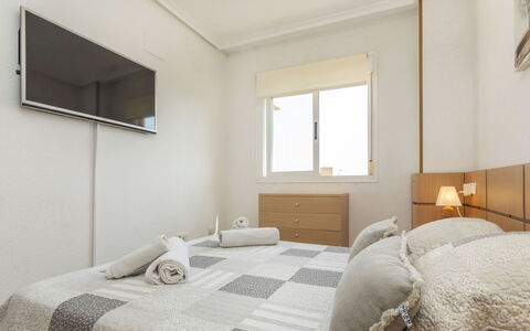 Torremar: Mobilia, Letto, Interior Design, Camera Da Letto, Pavimento, Pavimentazione, Parete, Legna, Bedding, Soffitto
