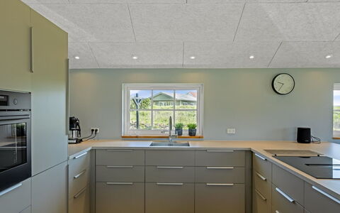 Mieka - 400M from the Sea: Soffitto, Pavimentazione, Pavimento, Cucina, Lampada, Controsoffitto, Materiali Naturali, Elettrodomestico