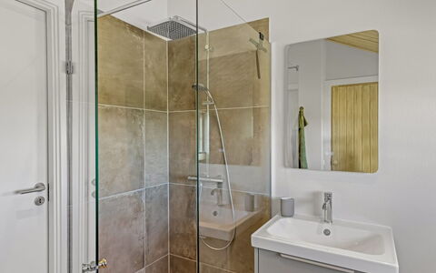 Mieka - 400M from the Sea: Pavimentazione, Interior Design, Pavimento, Idraulico Fixture, Bagno, Idraulico, Soffitto, Illuminazione, Camera, Doccia