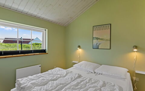 Mieka - 400M from the Sea: Soffitto, Camera Da Letto, Interior Design, Letto, Casa, Telaio Del Letto, Pavimento, Bedding, Lenzuolo, Camera