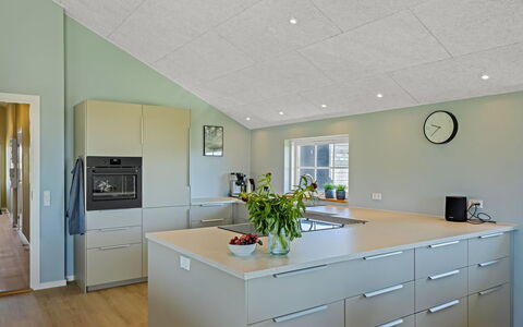 Mieka - 400M from the Sea: Soffitto, Pavimentazione, Interior Design, Pavimento, Lampada, Cucina, Controsoffitto, Cabinetry, Pavimento In Legno