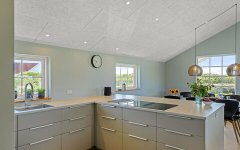 Mieka - 400M from the Sea: Soffitto, Pavimentazione, Interior Design, Pavimento, Cucina, Lampada, Controsoffitto, Cabinetry