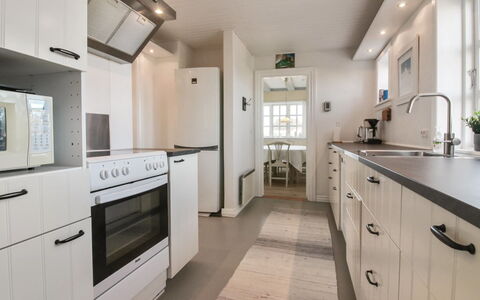 Fania - 200M from the Sea: Pavimentazione, Legna, Soffitto, Pavimento, Cucina, Interior Design, Cabinetry, Controsoffitto, Mobilia, Casa