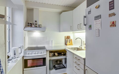 Ingert - 250M from the Sea: Elettrodomestico Da Cucina, Cucina, Apparecchio Major, Controsoffitto, Interior Design, Elettrodomestico, Cabinetry, Pavimentazione, Mobilia, Legna