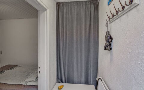 Ingert - 250M from the Sea: Parete, Pavimento, Interior Design, Camera Da Letto, Pavimentazione, Camera, Letto, Lenzuolo, Soffitto, Bedding
