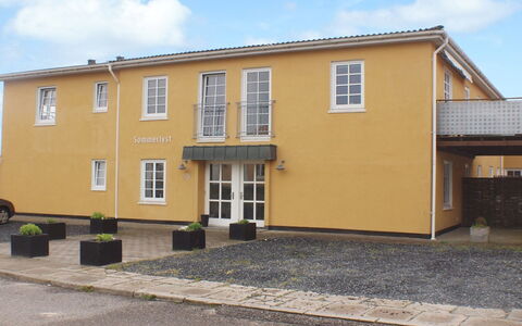 Ingert - 250M from the Sea: Finestra, Manto Stradale, Facciata, Porta, Materiale Composito, Finestra A Ghigliottina, Calcestruzzo, Driveway, Raccordo, Porta A Casa