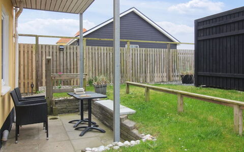 Ingert - 250M from the Sea: Portico, Shade, Color Legno, Backyard, Mobili Da Esterno, Cortile, Deck, Giardino, Latifoglie, Raccordo
