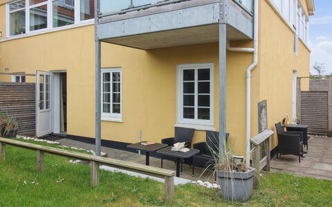 Ingert - 250M from the Sea: Costruzione, Finestra, Zona Residenziale, Casa, Casa, Facciata, Architettura, Porta, Portico, Materiale Composito