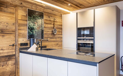 Sankt Martin am Tennengebirge 400: Cabinetry, Controsoffitto, Mobilia, Cucina, Legna, Interior Design, Tavolo, Architettura, Pavimentazione, Color Legno