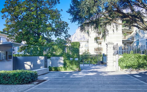 Promessi Sposi: Acqua, Cielo, Nube, Piscina, Costruzione, Albero, Aqua, Tempo Libero, Resort Citta ', Pianta