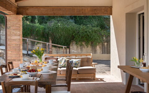 Villa Noemi: Tavolo, Mobilia, Pianta, Sedia, Costruzione, Shade, Legna, Illuminazione, Interior Design, Architettura