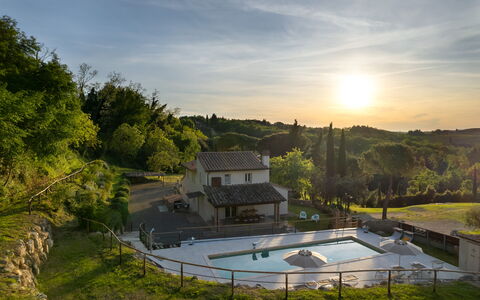 Villa Noemi: Cielo, Nube, Proprietà, Pianta, Albero, Costruzione, Paesaggio, Urban Design, Immobiliare, Erba