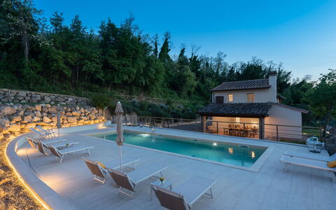 Villa Noemi: Acqua, Cielo, Proprietà, Piscina, Azzurro, Mobili Da Esterno, Corpo D'Acqua, Sedia, Albero, Lettino