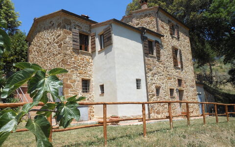 Casa Mulinello: Pianta, Costruzione, Finestra, Cielo, Proprietà, Albero, Natura, Recinzione, Immobiliare, Facciata