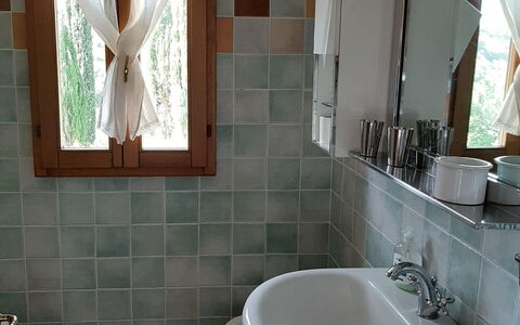Casa Mulinello: Rubinetto, Idraulico Fixture, Specchio, Proprietà, Lavello, Lavandino Del Bagno, Bagno, Legna, Costruzione, Finestra