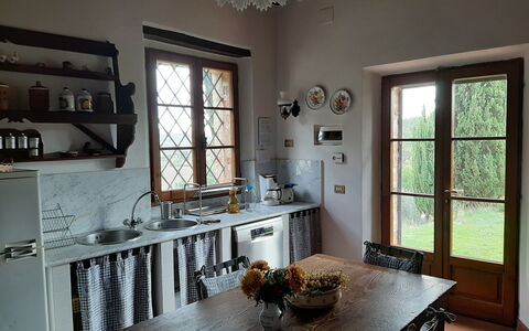 Casa Banditello: Proprietà, Tavolo, Mobilia, Cabinetry, Finestra, Controsoffitto, Bianca, Cornice, Legna, Interior Design
