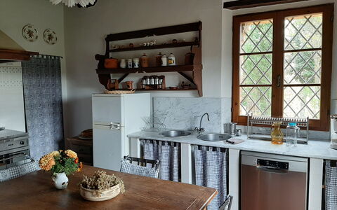 Casa Banditello: Mobilia, Proprietà, Cabinetry, Tavolo, Controsoffitto, Tavola, Legna, Finestra, Cucina, Cucina Stufa