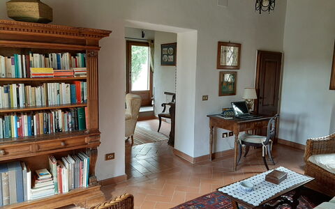 Casa Banditello: Mobilia, Proprietà, Cornice, Libreria, Mensola, Legna, Blu, Tavolo, Interior Design, Illuminazione