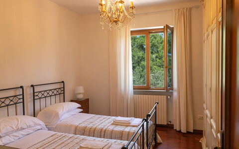 Residenza la Casuccia: Letto, Interior Design, Camera Da Letto, Bedding, Telaio Del Letto, Pavimento, Lenzuolo, Camera, Mobilia, Soffitto
