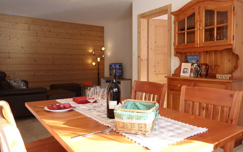 Chalet Molignon: Tavolo, Mobilia, Proprietà, Cabinetry, Legna, Sedia, Interior Design, Pavimento, Tovaglia, Pavimentazione