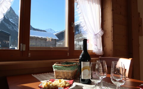 Chalet Molignon: Tavola, Tavolo, Mobilia, Proprietà, Finestra, Bottiglia, Cibo, Stemware, Bicchieri, Piatto