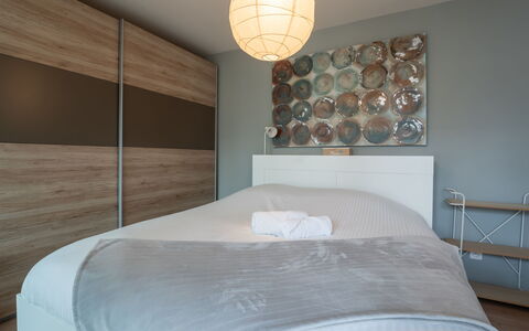 Bredene 737: Letto, Interior Design, Mobilia, Camera Da Letto, Bedding, Lenzuolo, Pavimentazione, Legna, Soffitto, Pavimento