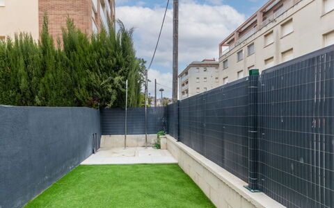 Sakura: Giorno, Cielo, Finestra, Pianta, Costruzione, Nube, Urban Design, Erba, Condominio, Recinzione