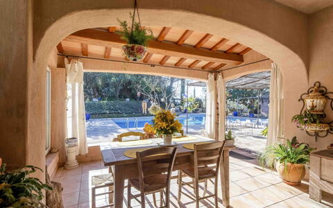 La Renardière: Proprietà, Costruzione, Mobilia, Comfort, Azzurro, Interior Design, Finestra, Legna, Telaio Del Letto, Cuscino