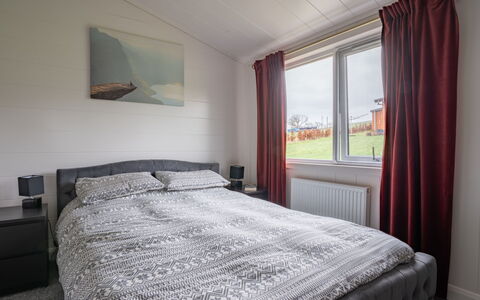 Loch Leven Lodge 25 East: Proprietà, Costruzione, Mobilia, Comfort, Azzurro, Interior Design, Finestra, Legna, Telaio Del Letto, Cuscino
