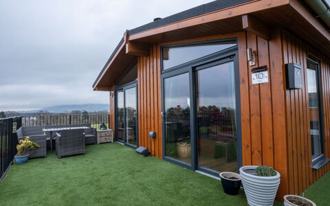 Loch Leven Lodge 25 East: Proprietà, Costruzione, Mobilia, Comfort, Azzurro, Interior Design, Finestra, Legna, Telaio Del Letto, Cuscino