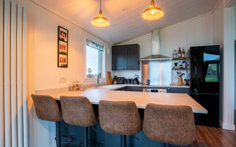 Loch Leven Lodge 25 East: Proprietà, Costruzione, Mobilia, Comfort, Azzurro, Interior Design, Finestra, Legna, Telaio Del Letto, Cuscino