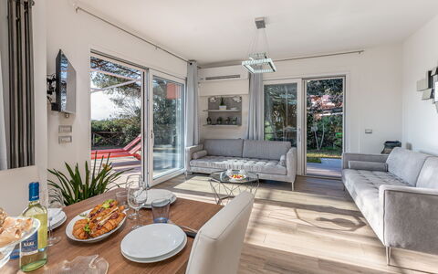 Villa Marzia Mare & Golf: Tavolo, Mobilia, Proprietà, Divano, Legna, Rubinetto, Interior Design, Lavello, Controsoffitto, Pavimento