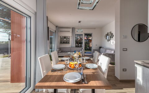 Villa Marzia Mare & Golf: Tavolo, Mobilia, Proprietà, Sedia, Legna, Cornice, Interior Design, Soggiorno, Pavimentazione