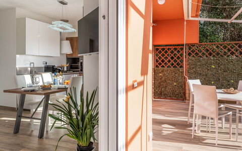 Villa Marzia Mare & Golf: Pianta, Mobilia, Tavolo, Sedia, Costruzione, Pianta Della Casa, Arancia, Legna, Porta, Interior Design